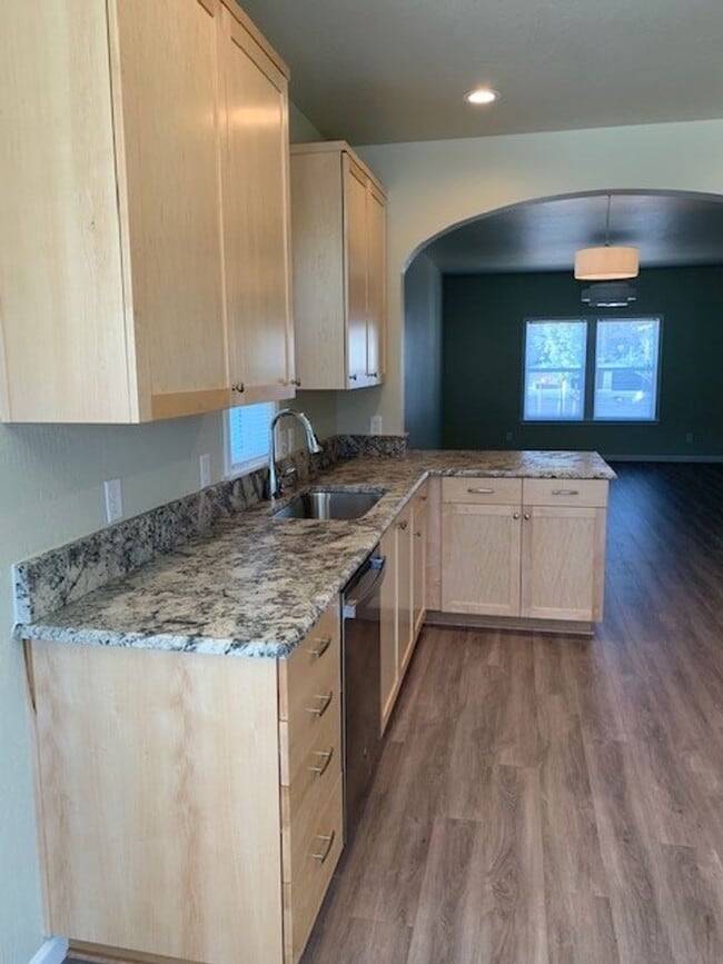Building Photo - 3 Bedroom 2 Bath Single Family Home