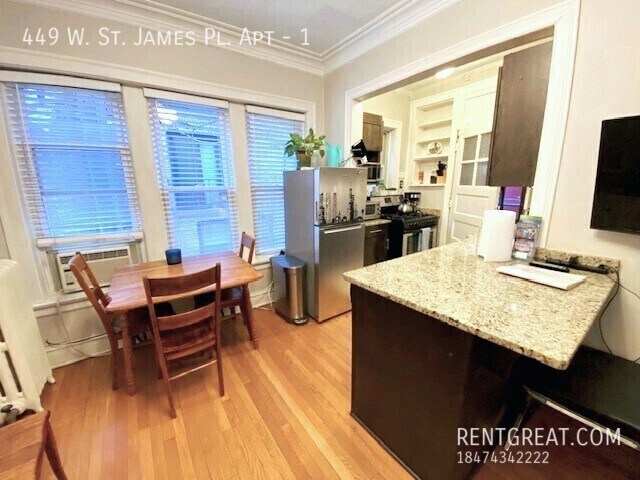 Foto del edificio - 449 W St James Pl