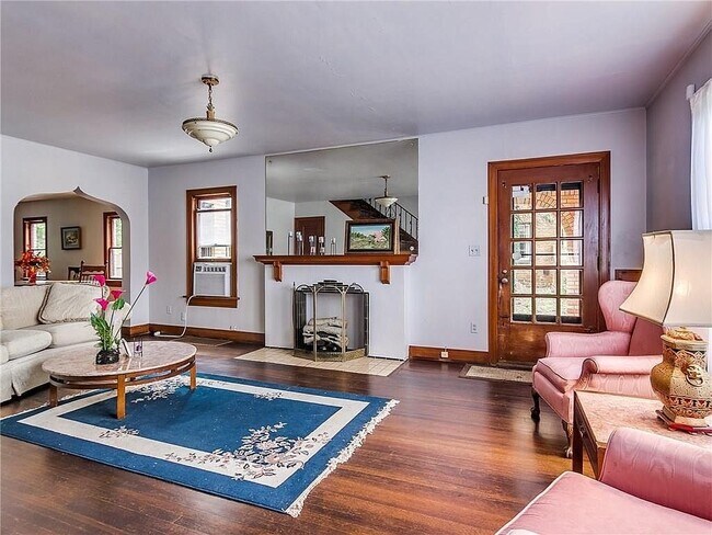 Building Photo - Large 2 Bed | 1.5 Bath | HALF DUPLEX- Cres...