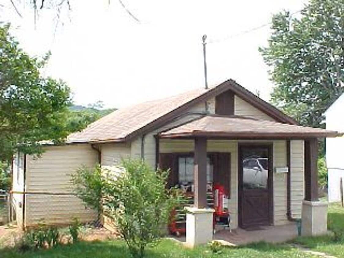 Primary Photo - One Level House off Campbell Avenue