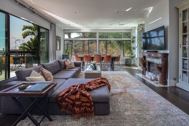 Foto del edificio - 3656 Las Flores Canyon Rd