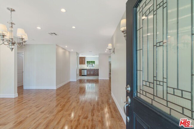 Foto del edificio - 6378 Bertrand Ave
