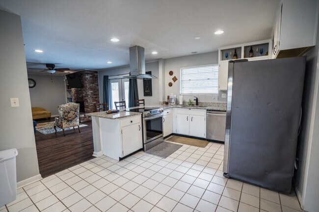 Building Photo - 8647 San Servera Dr E