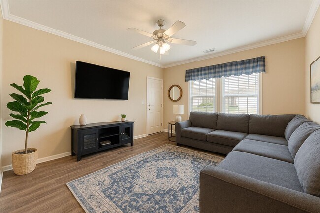 Foto del edificio - $500 OFF FIRST MONTH'S RENT! Great 3 Bed, 3 Bath Duplex for Fall 2026 Pre-Lease