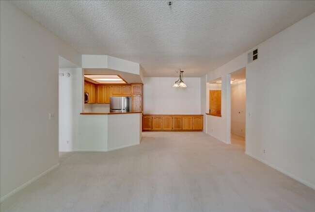 Foto del edificio - Resort Like Living 2 Master Suites For Lease