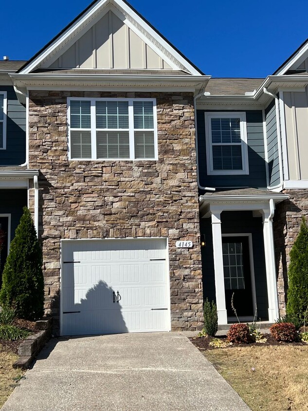 Foto principal - Beautiful 3 Bedroom, 2.5 Bath Townhome in ...