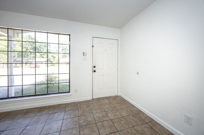 Foto del edificio - 5612 Rose Dr