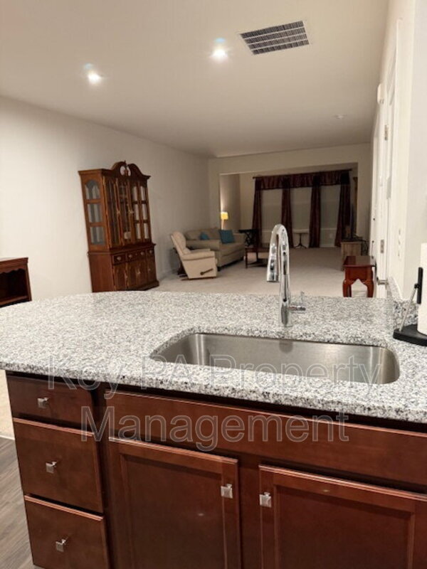 Foto del edificio - 659 Thomas Penn Dr