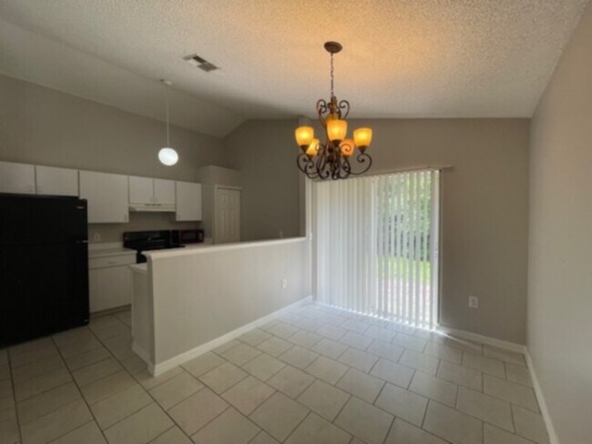 Foto del edificio - 3 Bed, 2 Bath, ALL Tile Floors, Garage!
