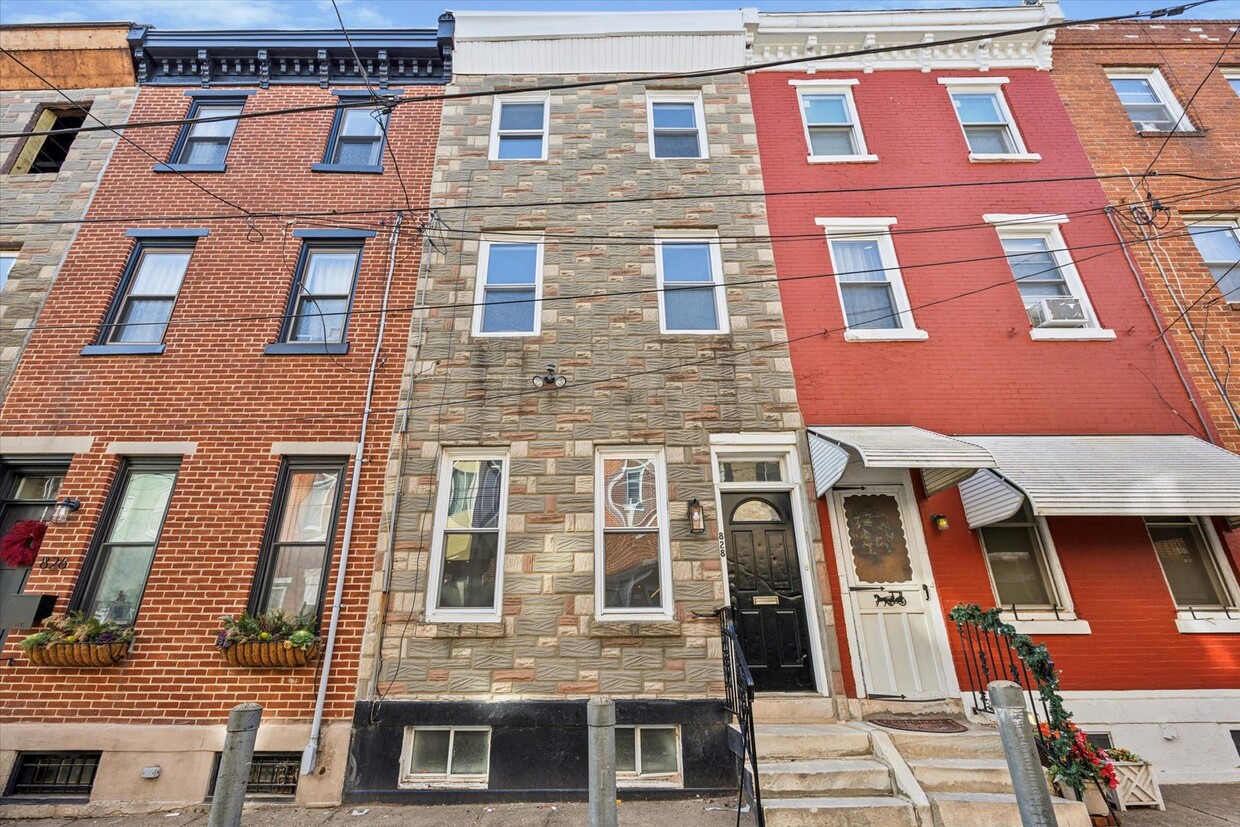 Primary Photo - Stunning 4-Bedroom Townhome in the Heart o...