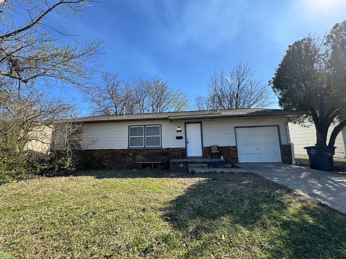 Primary Photo - Newly Updated 3 Bedroom Home by Legacy School