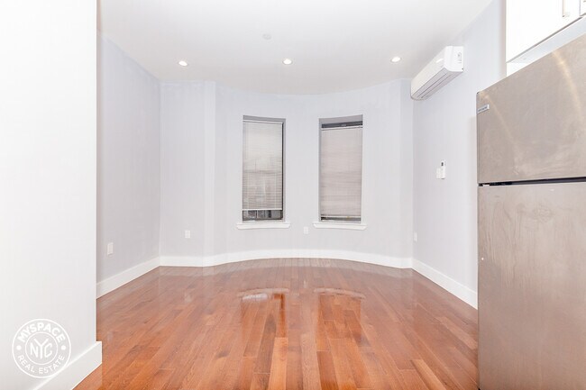 Building Photo - 127 Moffat St