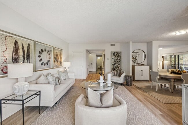 Building Photo - Elegant 2BR Condo with Golf Course Views i...