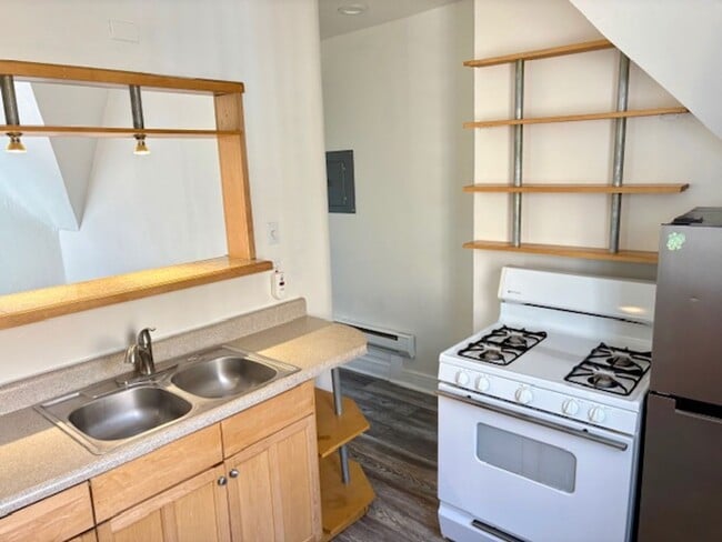 Building Photo - Cozy 1 bed/1 bath upstairs near the heart ...