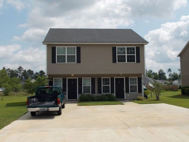 Building Photo - 2717 Pineview Dr