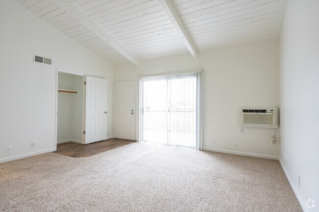 2 habitaciones, 1 baño, 945 pies cuadrados, sala de estar - Country Club Apartments