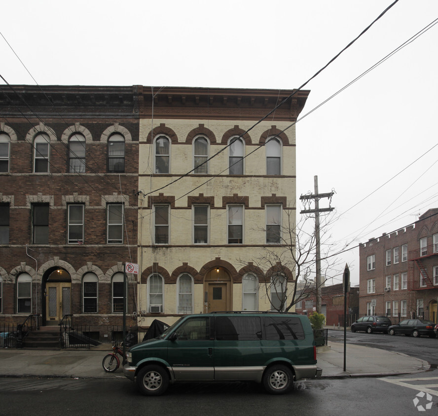 Foto del edificio - 62 Saint Nicholas Ave