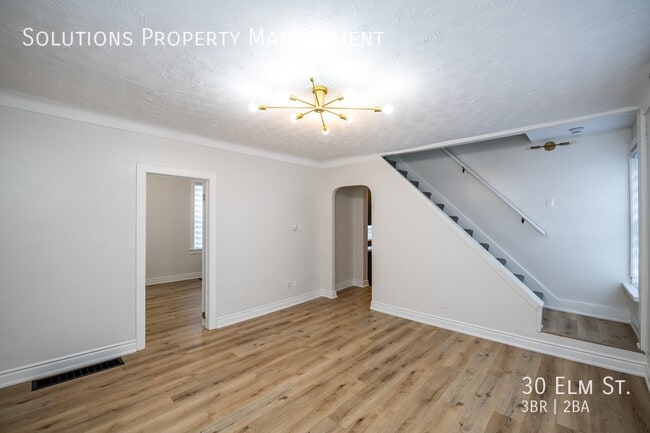 Building Photo - **Cute & Charming 3 Bedroom, 2 Bathroom Full House**