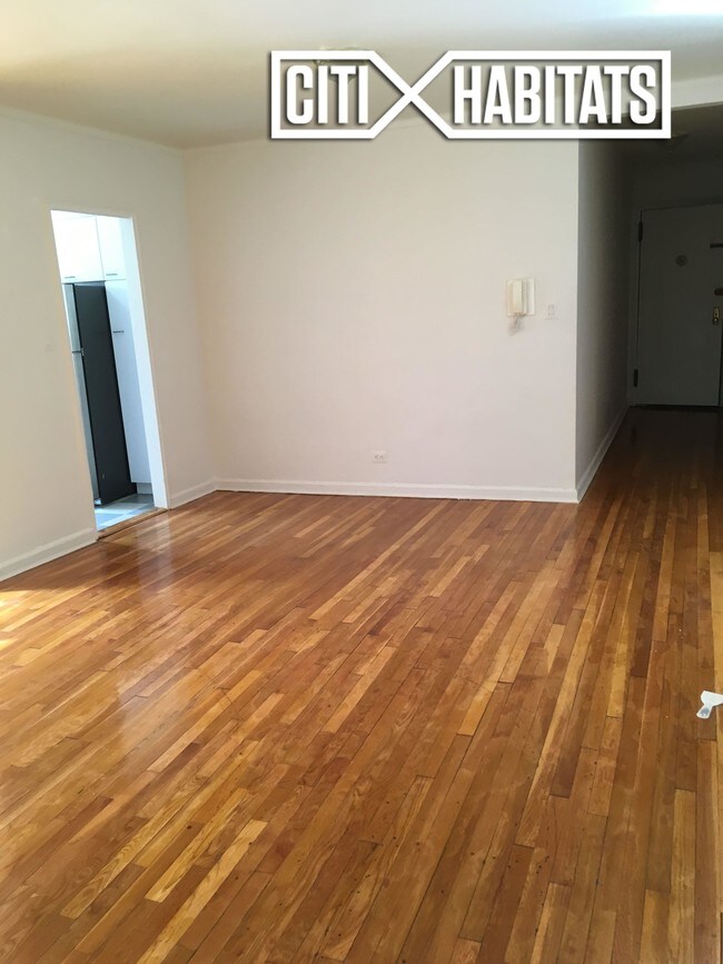 Foto del edificio - 6441 Saunders St