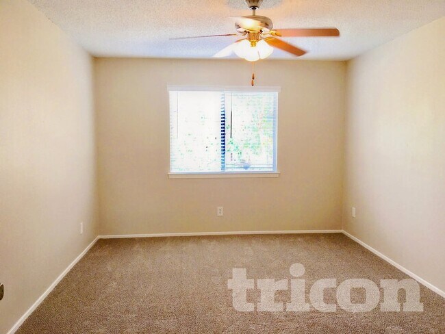 Building Photo - 15647 Meadow Village Dr