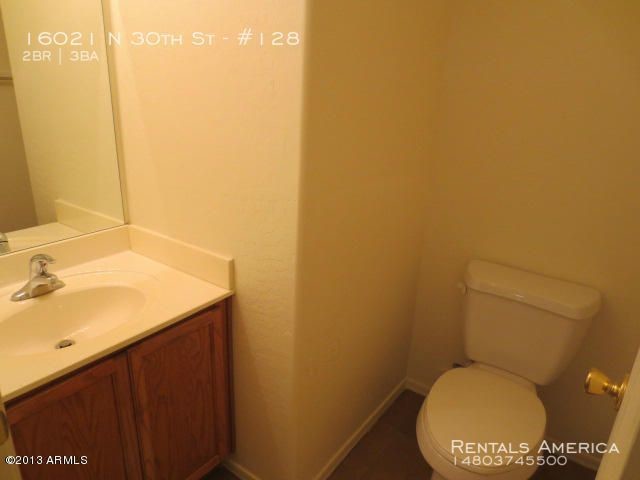 Building Photo - Nice Townhouse w/ 2 Car Garage and Yard!