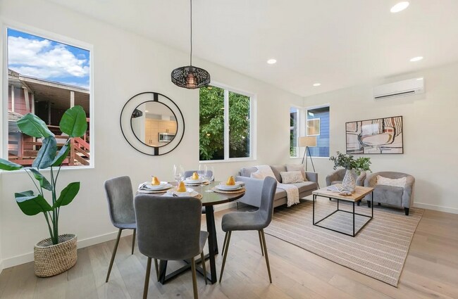 Building Photo - Modern & Tranquil Townhome in Seattle's Ce...