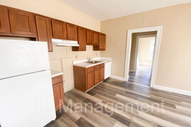 Building Photo - Spacious, newly updated, 1 bedroom with bo...