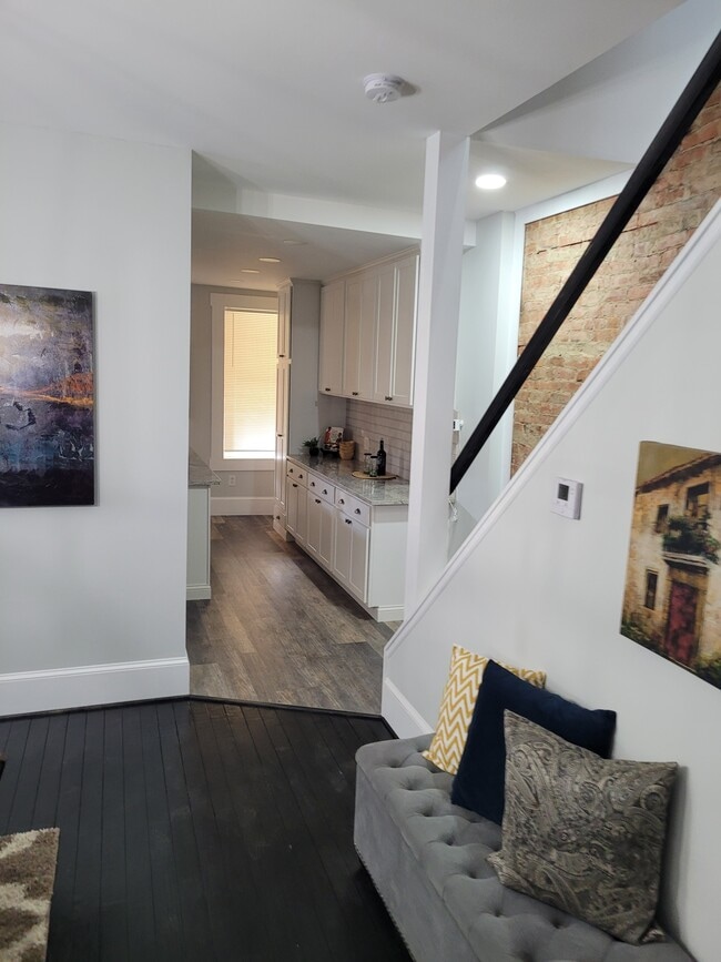 Building Photo - 927 Oakwood Ave