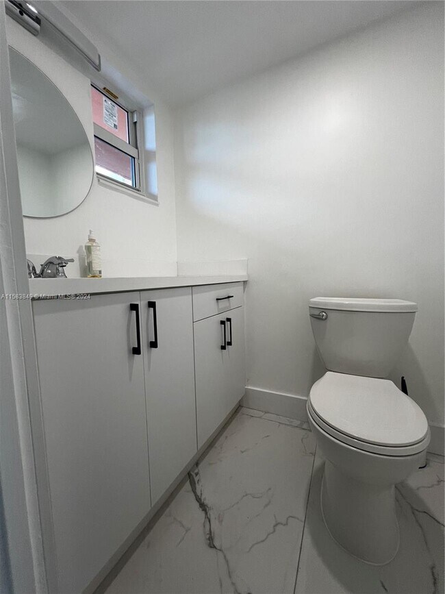 Foto del edificio - 18900 NE 3rd Ct