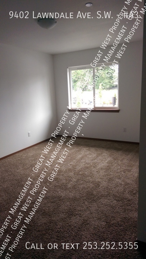 Building Photo - Spacious 2 bedroom 2.5 bath Townhome