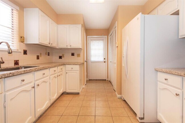 Building Photo - 7863 Green Lawn Dr