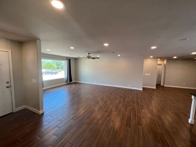 Building Photo - Stunning Oro Valley 4-Bed Home with Mounta...