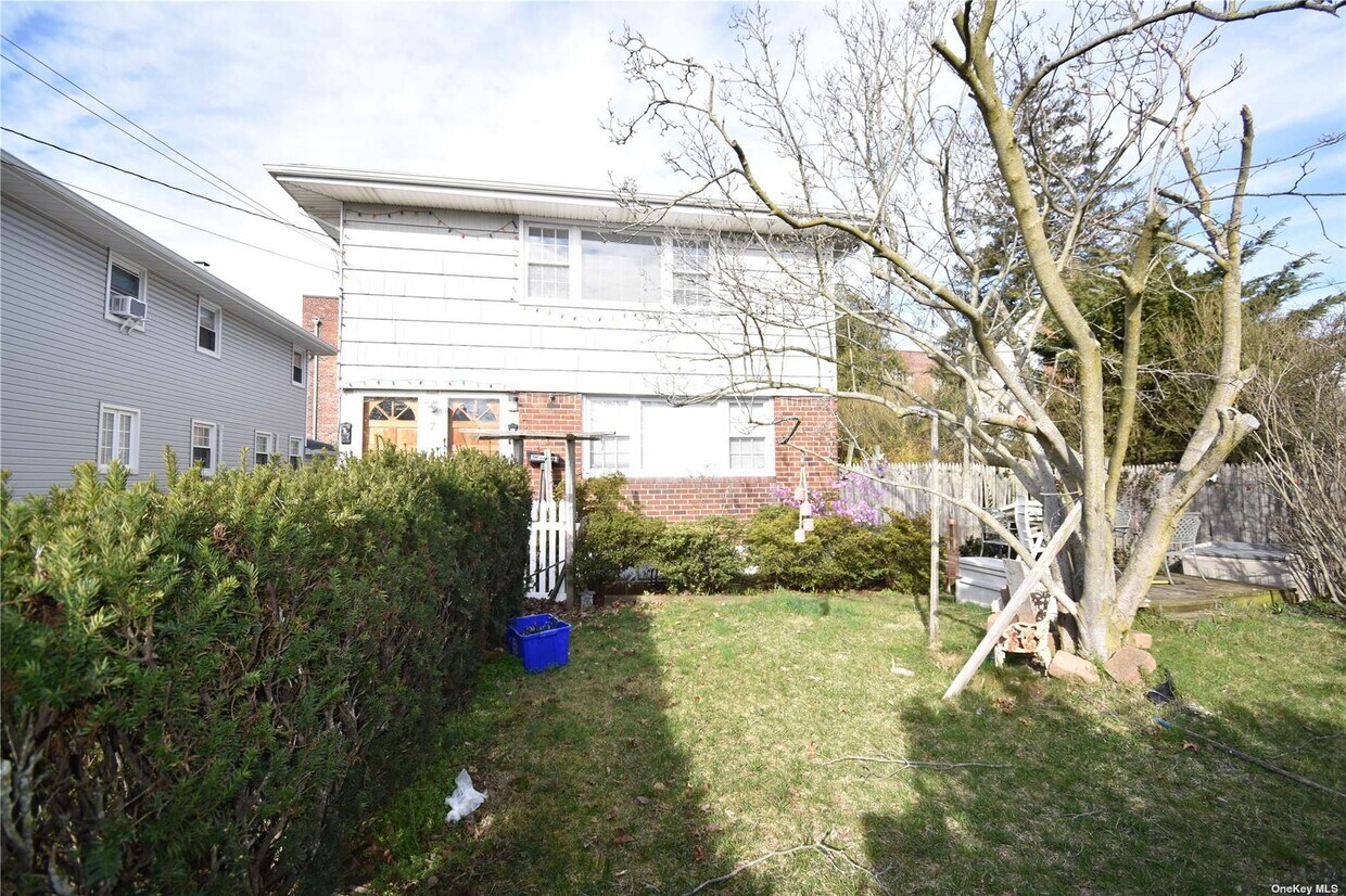 Primary Photo - 7 Elizabeth Ct