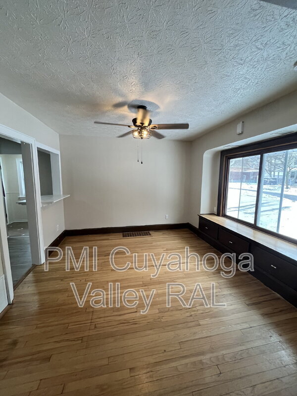 Foto del edificio - 165 Colony Crescent