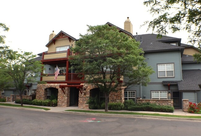 Building Photo - Lovely 2 Bedroom Ground Level Condo
