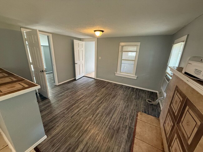 Building Photo - 2/1 St Pete Move In Ready