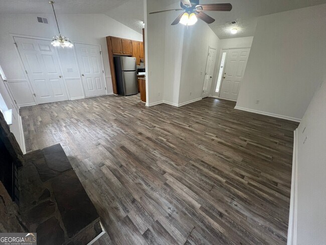 Foto del edificio - 545 E Country Woods Dr