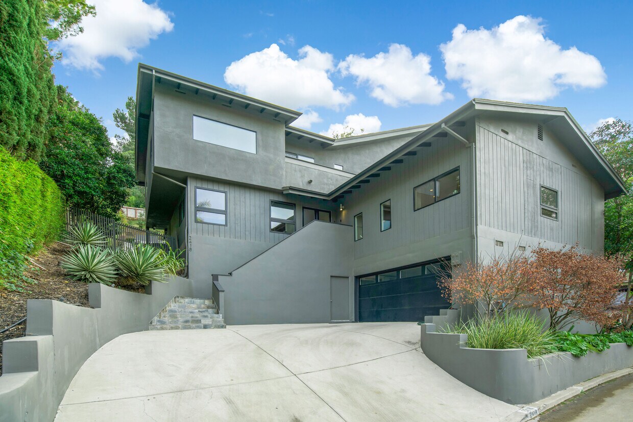 Primary Photo - 2418 Canyon Oak Dr
