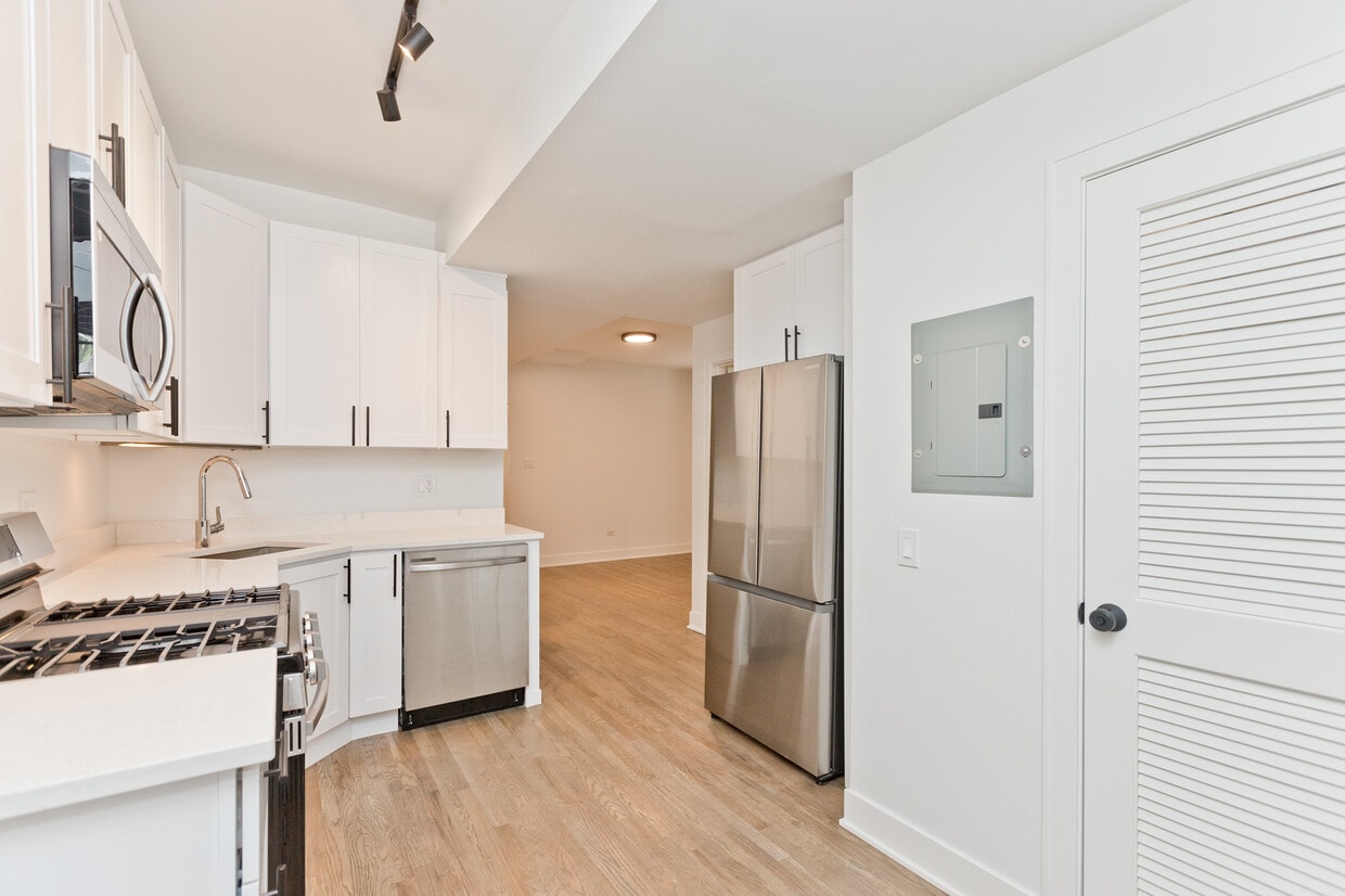 Primary Photo - 2465 N Lincoln Ave