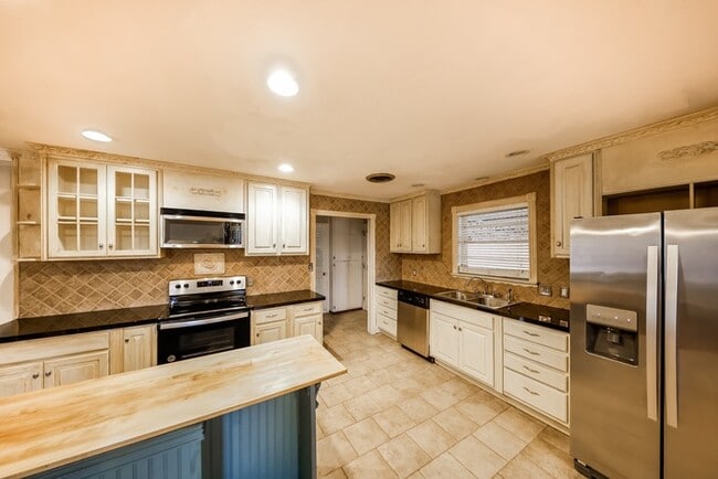 Building Photo - Beautiful 4 Bedroom with Huge Backyard!
