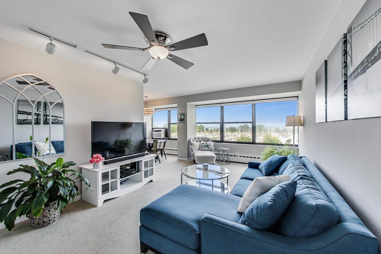 Foto principal - 3410 N Lake Shore Dr