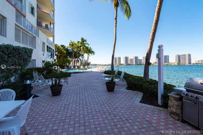 Foto del edificio - 18260 N Bay Rd