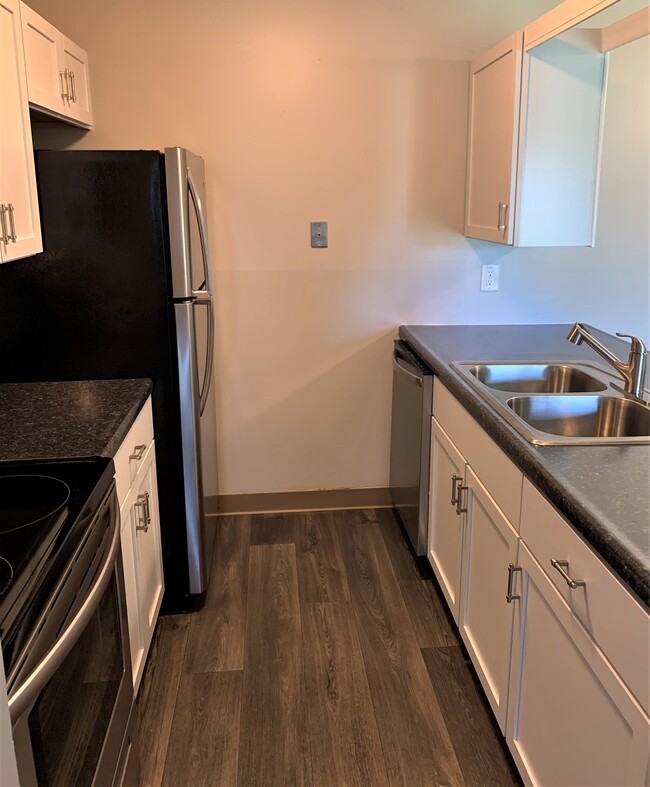 Completely Remodeled 2 Bedroom - Bridlewood Apartments