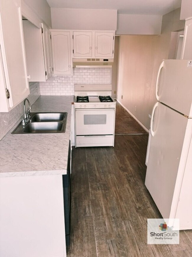 Foto del edificio - 7560 Louise Ave