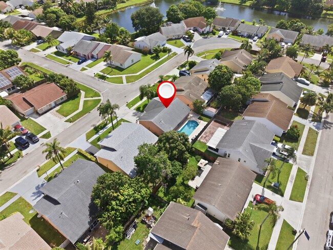 Foto del edificio - 5635 Lake George Pl