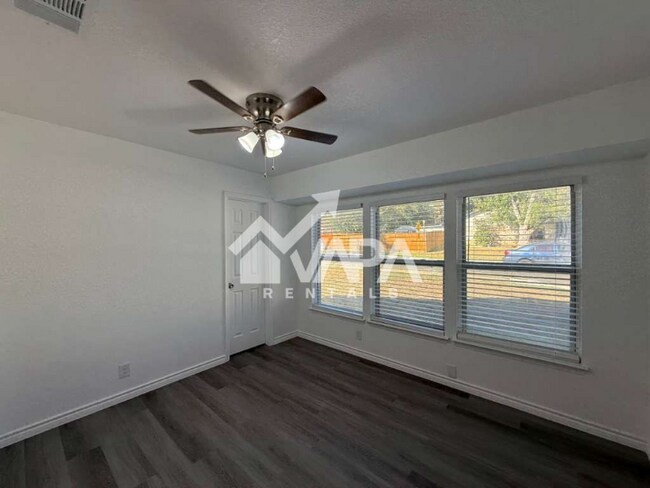 Foto del edificio - 9747 Fortune Ridge Dr