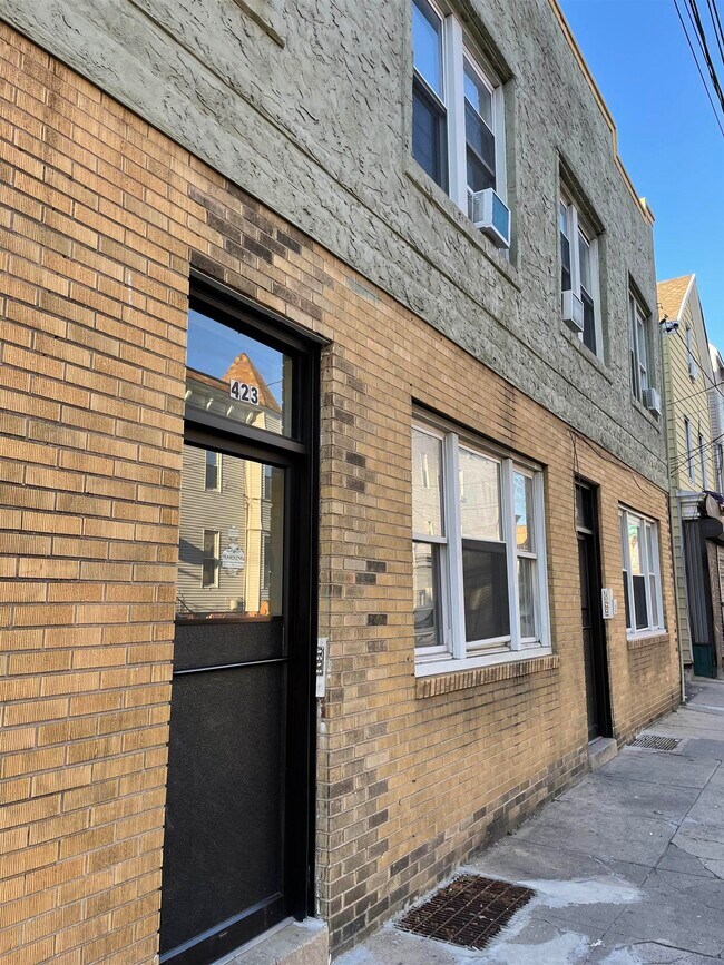 Building Photo - 425 Baldwin Ave