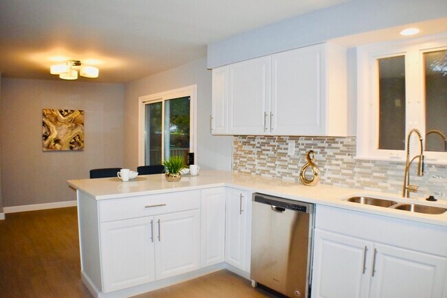 Building Photo - Four Bedroom Plus Single Family Home!