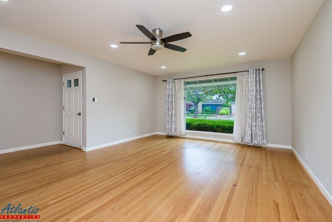 Building Photo - Beautiful Home | Remodeled | Desirable Location