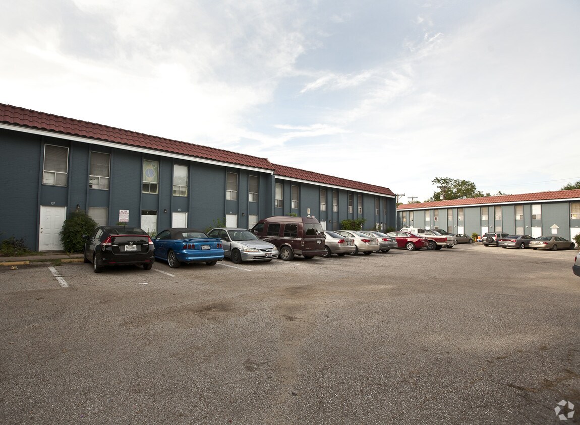 Building Photo - 3812 Southway Dr